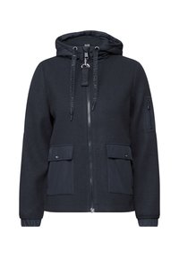 Veste à capuche noire avec fermeture éclair à l'avant, dotée de deux grandes poches avant et d'une poche zippée au niveau de la manche, fabriquée à partir d'un tissu texturé.