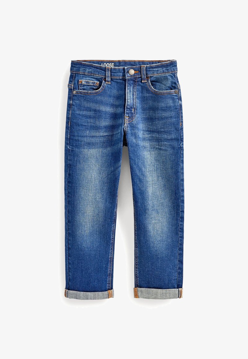 Jean en denim bleu coupe ample avec poches avant et poche monnaie, coutures visibles et revers roulés sur fond blanc.