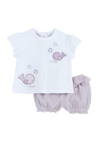 Camisa de algodón blanca de manga corta con ballenas y corazones bordados en púrpura, combinada con pantalones cortos de canalé lavanda con una cintura con volantes.