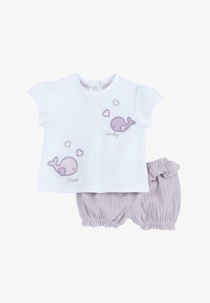 Weißes Baumwollhemd mit kurzen Ärmeln, bestickt mit lila Walen und Herzen, kombiniert mit lavendelfarbenen, gerippten Shorts mit Rüschensaum.