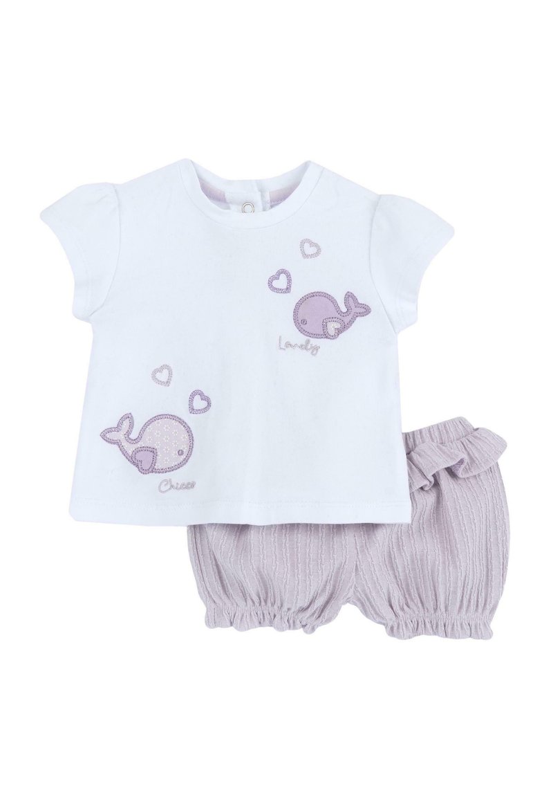 Camisa de algodón blanca de manga corta con ballenas y corazones bordados en púrpura, combinada con pantalones cortos de canalé lavanda con una cintura con volantes.