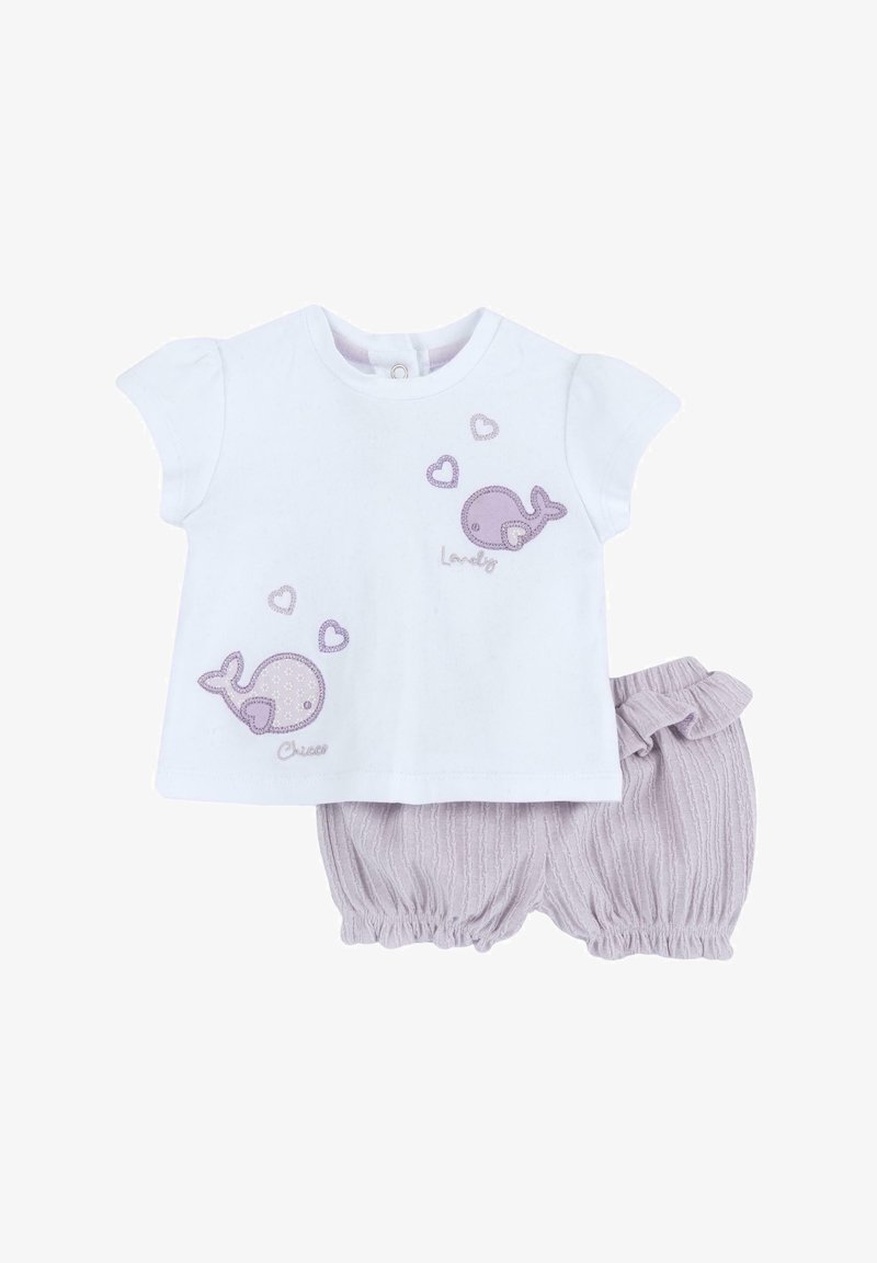 Witte katoenen T-shirt met korte mouwen, versierd met geborduurde paarse walvissen en harten, gecombineerd met lavendelkleurige gestreepte shorts met een gerimpelde taille.