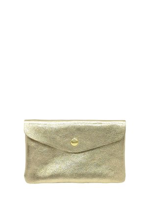 Pochette enveloppe en or métallique avec rabat et fermeture par un seul bouton doré sur fond blanc.