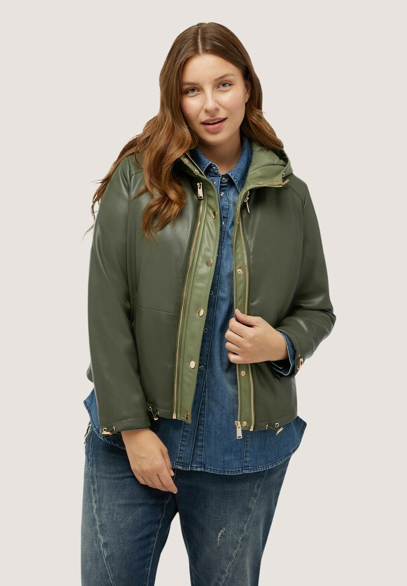 FIORELLA RUBINO: Piumino Senza Maniche con Imbottitura in Sorona® Aura Curvy Size Nero Stagione Primavera Estate 2025 FIORELLA RUBINO: Piumino Senza Maniche con Imbottitura in Sorona® Aura Curvy Size Nero Stagione Primavera Estate 2025