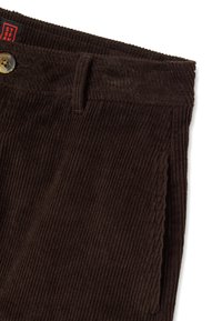 Pantaloni in corduroy marrone con superficie testurizzata, dotati di chiusura a bottone, passanti per cintura e design a gamba dritta.