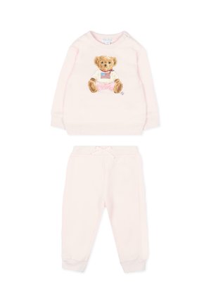 Zestaw jasnoróżowej bluzy i spodni dla malucha, bluza przedstawia misia w koszulce z amerykańską flagą i różowych krótkich spodenkach.