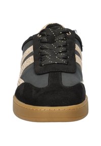 Basket noire et grise en suède et tissu texturé, avec une languette rembourrée, un laçage à l'avant et une semelle en caoutchouc, accentuée par des rayures beige.