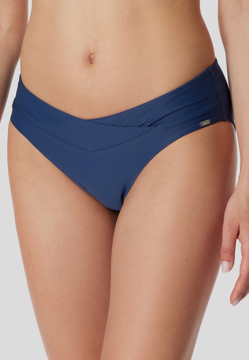 Dunkelblauer Bikini-Unterteil mit strukturiertem Muster, ausgestattet mit einem breiten Bund, der vorne überkreuzt ist, und einem kleinen Logo-Detail an der Seite.