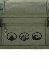 Borsa di stoffa verde con una superficie textured, dotata di tre icone circolari nere: una montagna, un fogliame e un'onda. Chiusura con zip e dettagli della tracolla.