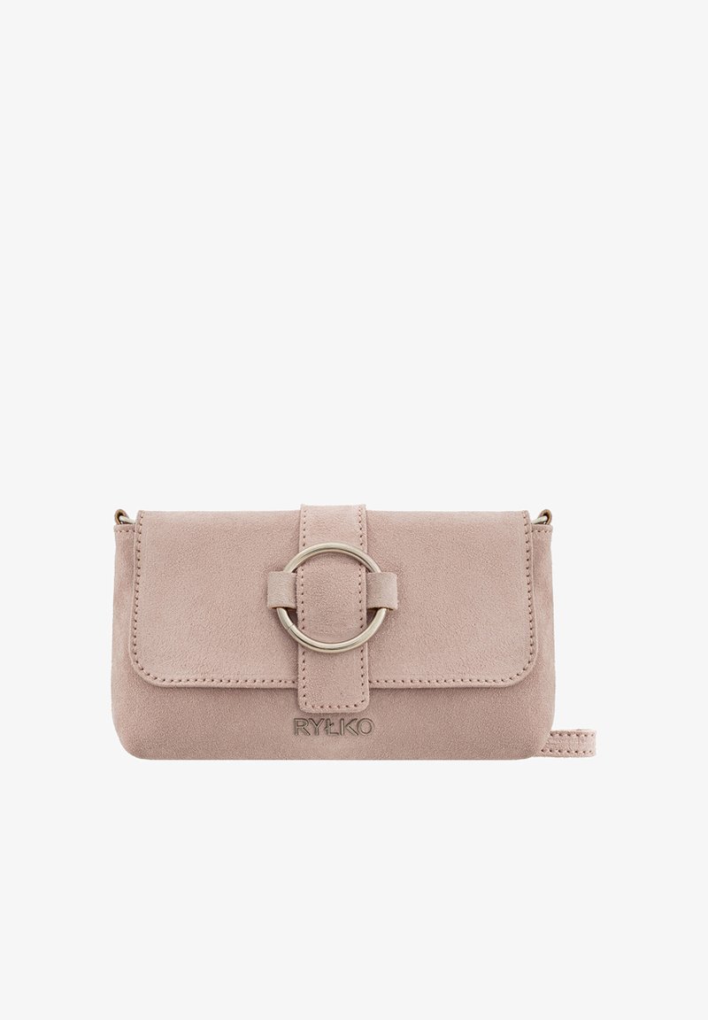 Ροζ σουέντ clutch με καπάκι κλεισίματος με μαγνήτη, που διαθέτει κυκλικό μεταλλικό διακοσμητικό και μικρό λουράκι για κράτημα ή προσαρμογή.