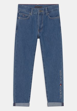Blå jeans i denim med opbrettede bukseben, fem lommer, knap- og lynlåslukning samt "Tommy Hilfiger"-logo trykt lodret på højre ben.