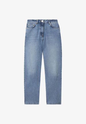 Lyseblå straight-leg jeans med høj talje, foran knap, lynlås og fem-lomme design på hvid baggrund.