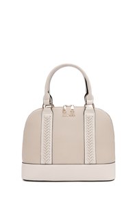 Borsa a mano in pelle beige con accenti intrecciati sui lati, forma rotonda, manici doppi e hardware in tonalità oro; presenta una chiusura con zip.