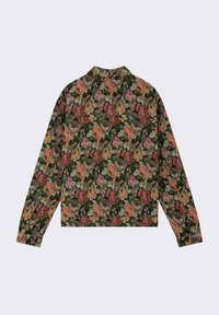 Langærmet skjorte med blomsterprint i mørkegrøn stof, prydet med roser i blandede farver, en krave og elastiske manchetter. Bagvisning synlig.