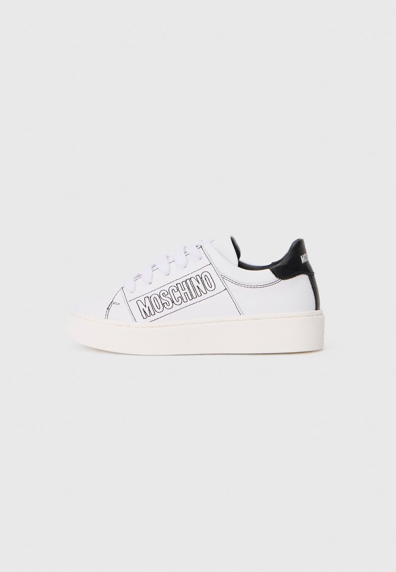 Vita låg sneaker med svart hälflik, "MOSCHINO"-logotyp på sidan, vita snören och tjock off-white sula mot en neutral bakgrund.