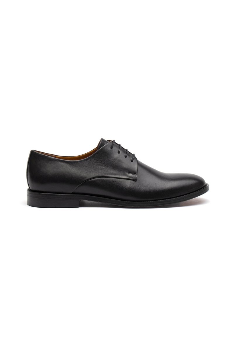 Scarpa da uomo in pelle nera, con punta rotonda, design minimalista, cuciture fine e chiusura con lacci a quattro fori. Texture liscia e tacco basso.