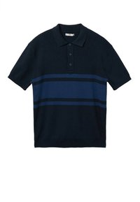Camisa polo de manga corta en color azul marino con tres botones y dos franjas azules horizontales en el pecho y la cintura.