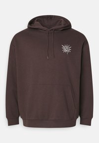 Brun genser med hette, foran lomme, justerbar snorhette, og et solgrafikk på brystet i hvitt. Mykt, teksturert stoff.