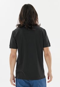 Sort bomulds T-shirt med regular fit, korte ærmer og rund hals. Glat tekstur med sidekantdetaljer.