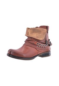 Botas de tobillo de cuero marrón con un acento dorado plegable, textura tejida, herrajes decorativos de estrella plateada y un tacón bajo y cuadrado.