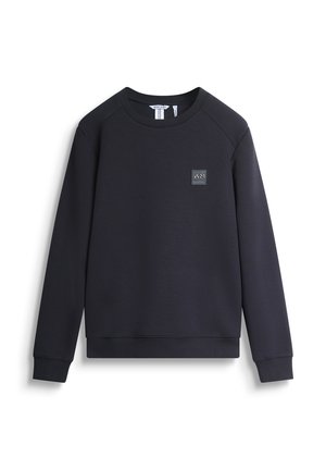Sudadera azul marino oscura hecha de tela suave, con cuello redondo, mangas raglán y un pequeño parche cuadrado con un logotipo en el pecho.