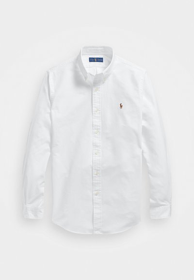 Witte katoenen overhemd met knoopsluiting, een klassieke kraag, lange mouwen en een klein geborduurd logo op de linkerkant van de borst.