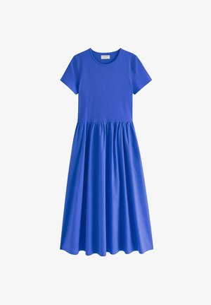 Sininen lyhythihainen keskipitkä mekko pyöreällä pääntiellä ja kerätystä vyötäröstä, valmistettu sileästä, kevyestä kankaasta.