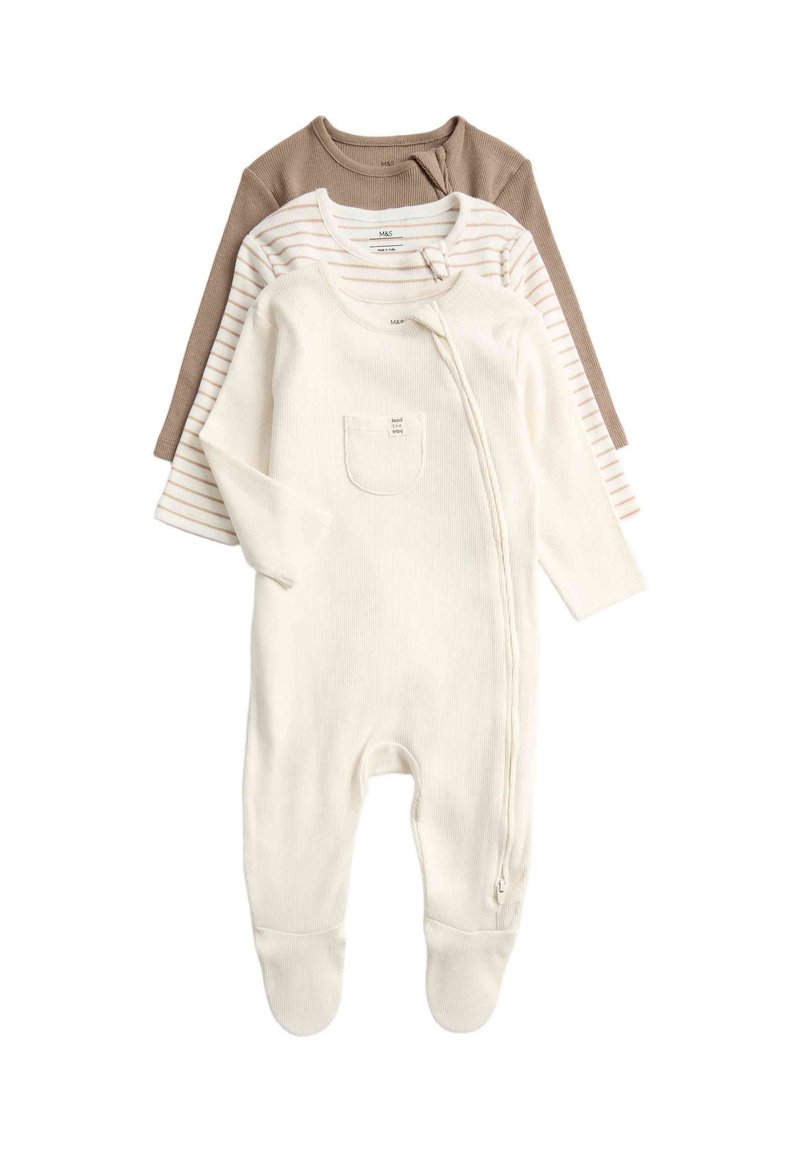 Drei langärmelige Babystrampler in Creme, Creme mit braunen Streifen und einfarbig braun, jeweils mit einem Reißverschluss an der Seite und Füßchen.