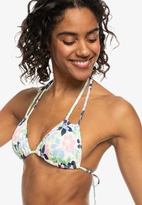 Top de bikini triangular con un patrón floral multicolor, hecho de una tela texturizada con tirantes ajustables y un fruncido en la parte delantera.