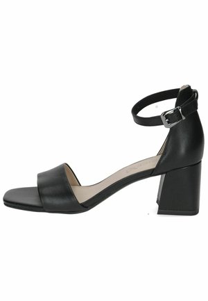 Sort læder sandal med åben tå, ankrem, sølvspænde og blokhæl på hvid baggrund.