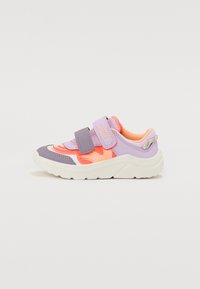 Mitmekesised laste spordijalatsid, mis on valmistatud lilla, oranži ja valge nailonist ja sünteetilistest materjalidest, Velcro rihmade ja tekstureeritud taldadega.