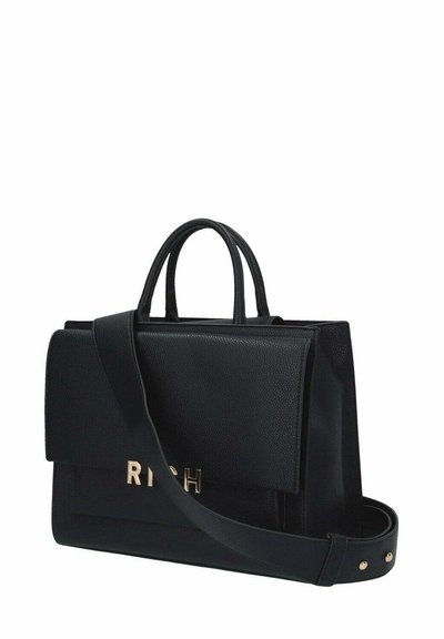 Svart läderhandväska med en strukturerad design, prydd med en guldfärgad "RICH"-logotyp, dubbla handtag upptill och en avtagbar axelrem.