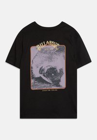 T-shirt nera in cotone con una grande grafica di un surfista in un'onda viola, circondata da un testo arancione che recita "Conosci la Sensazione".