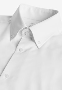 Weißes Hemd mit Spread-Kragen, aus glattem Stoff gefertigt, mit zwei weißen Knöpfen am Kragen und einem klaren, sauberen Design.