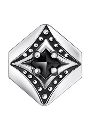 Sechseckiger Silberring mit einem hervorgehobenen schwarzen, diamantförmigen Zentrum mit vier silbernen Nieten und kleinen runden Akzenten.