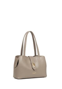Borsa a tracolla in pelle beige con due manici lunghi, chiusura frontale, superficie testurizzata e accentature in hardware dorato. Logo del marchio visibile nella parte anteriore.
