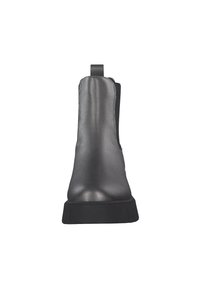 Stivaletto in pelle nera con una superficie liscia, pannelli elastici laterali e una suola in gomma nera chunky, dotato di un'etichetta sul retro.