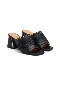 Des mules ouvertes en cuir noir présentent un design à franges avec des clous en or sur la bande et un talon carré, offrant une apparence texturée.