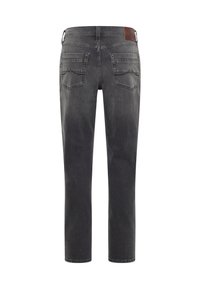 Fekete farmernadrág egyenes lábbal, két hátsó zsebbel és bőrcímkével a derékrészen. Nincs jellegzetes minta vagy díszítés.