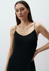 Jimmy Key V-NECK - Gebreide jurk - black