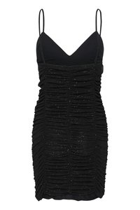 Mustat bodycon-mekko ohuilla strapilla, jossa on rypytetty yksityiskohta ja kimaltava pinta, luoden istuvan siluetin.