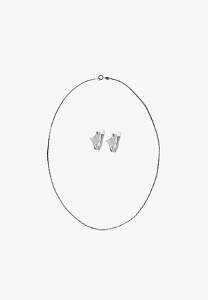 Hopeinen korusarja, joka sisältää teksturoidun ketjukorun ja abstraktin muotoiset korvakorut kiiltävällä viimeistelyllä.