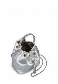 Zilveren metalen bucketbag met een kettinghandvat, koordsluiting, interieurvoering en franjes. Glad oppervlak en gestructureerde vorm.