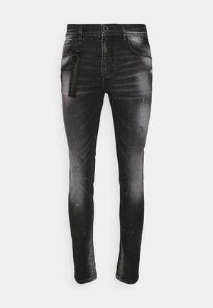 Sorte slim-fit jeans med falmede og slidte detaljer, med lommer foran og bagpå, bæltestropper og en sort nøglering på venstre side.