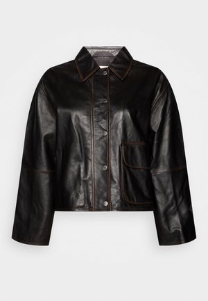 Chaqueta de cuero negra con botones de presión, cuello puntiagudo, mangas largas y un solo bolsillo frontal en el lado derecho.