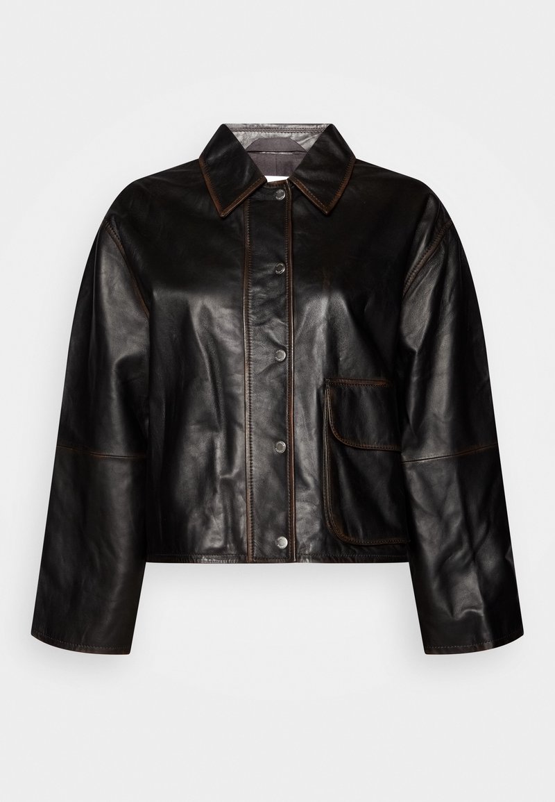 Veste en cuir noir avec boutons-pression, col pointu, manches longues et une seule poche frontale du côté droit.