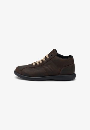 Scarpe in pelle marrone con profilo basso, dotate di lacci beige, una suola in gomma nera e dettagli di cucitura discreti sulla parte superiore.
