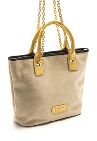 Sac à main en toile beige avec des accents en cuir synthétique jaune, des poignées en chaîne dorée et une bordure noire. Comprend une plaque logo à l'avant.