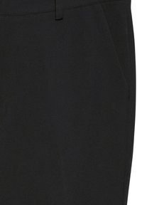 Pantaloni neri su misura con tasche laterali e dettagli per passanti della cintura, che mostrano la trama e le cuciture del tessuto.