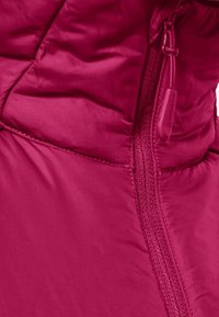 Fuchsias färgad puffjacka med en slät, glänsande yta och diagonalt vadderad mönster. Har en dragkedja med en fabricerad dragflik på framsidan.